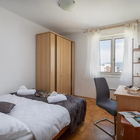 Lucy In Apartamento