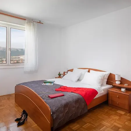 Lucy In Apartment Split